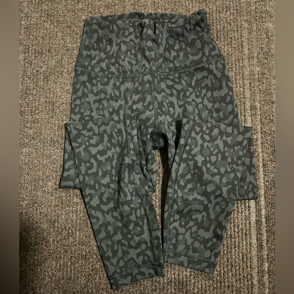 Lululemon Set Top and Bottom - Picture 10 of 16